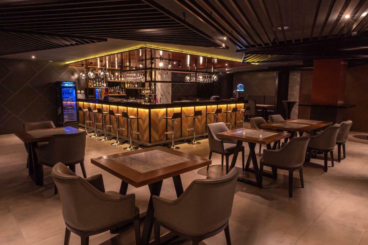 Coro Hotel Makati City Ngoại thất bức ảnh