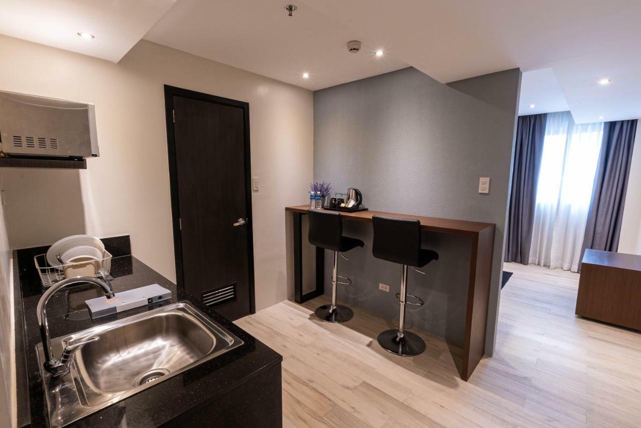 Coro Hotel Makati City Ngoại thất bức ảnh